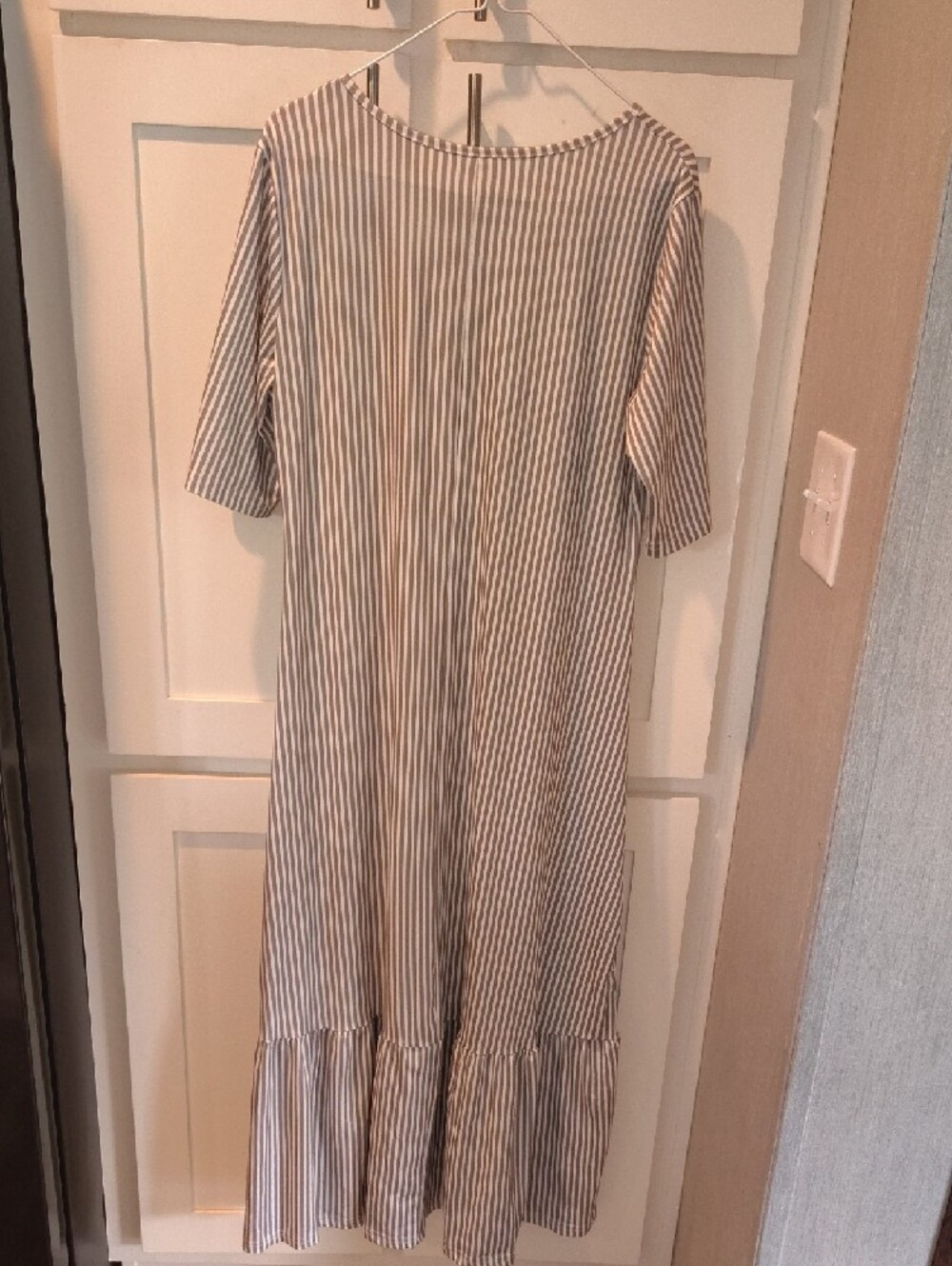 Source Unknown Vertical Stripe V-Neck Maxi Dress in White and Gray - Picture 5 of 5